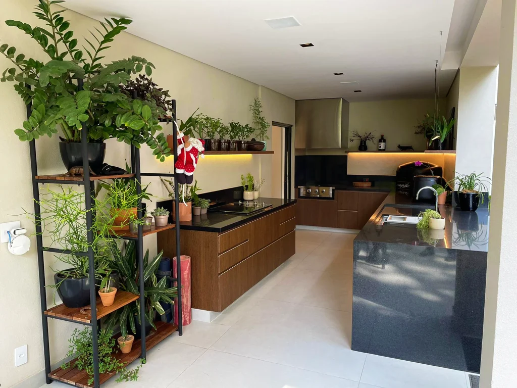 Detalhe de móvel planejado de alto padrão com design sob medida