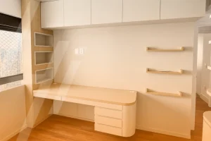 Home office no quarto planejado.