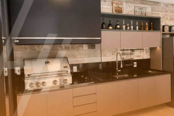 Área gourmet planejada com mesa de Freijó e marcenaria verde