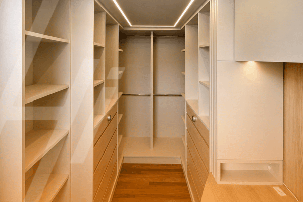 Closet planejado com canto acessível e módulos sob medida